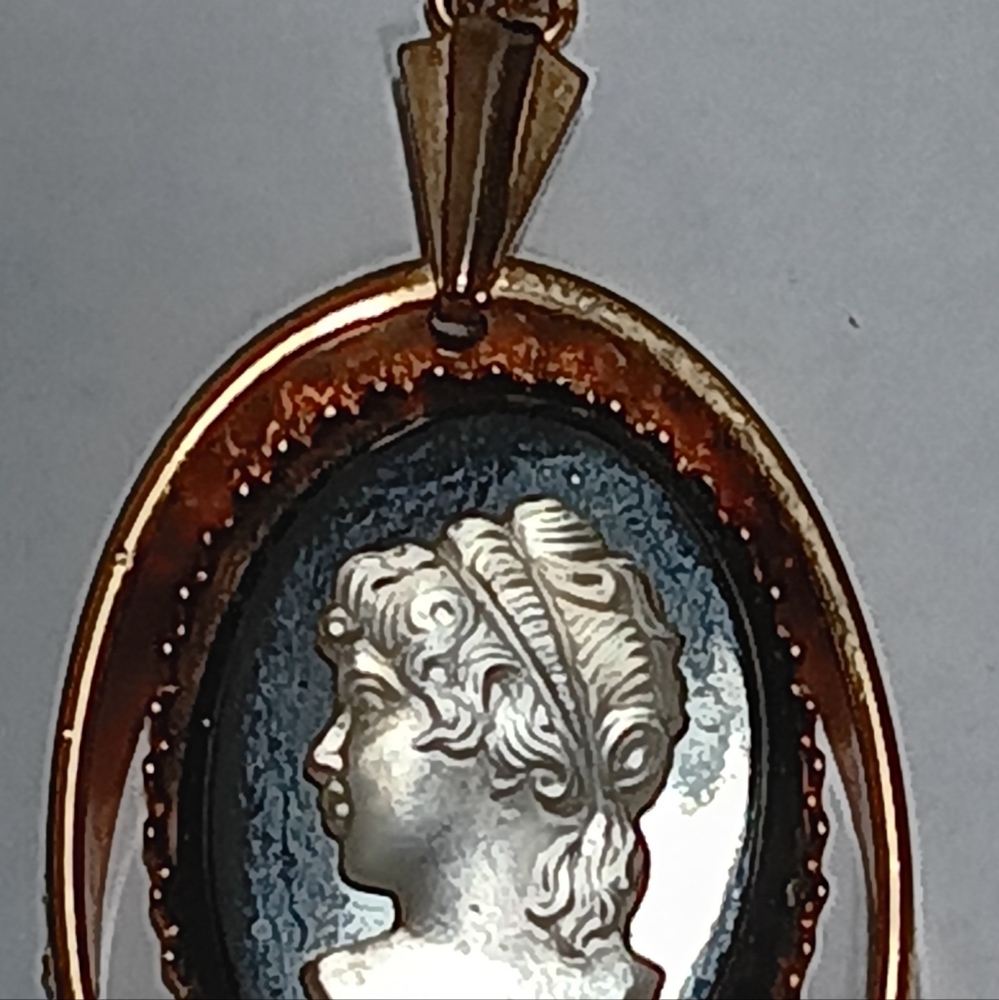 Vintage Cameo Pendant Necklace